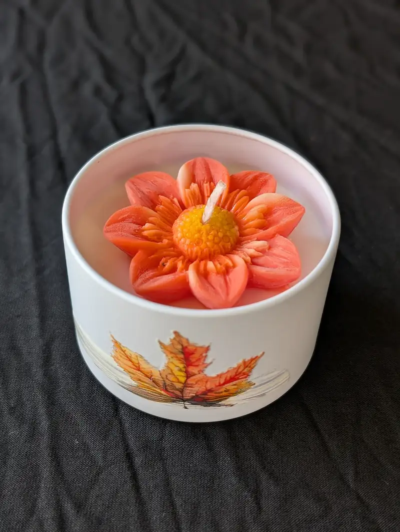 Bougie Éclat de Coco — Noix de coco crémeuse, fleur de cire sculptée main, Flamme Garonne - détail 1